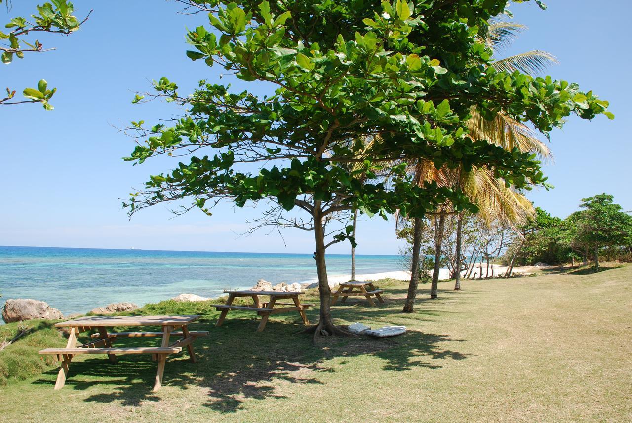 Luxury Villa Sleeps 6, Beach Access, Монтего Бей Екстериор снимка