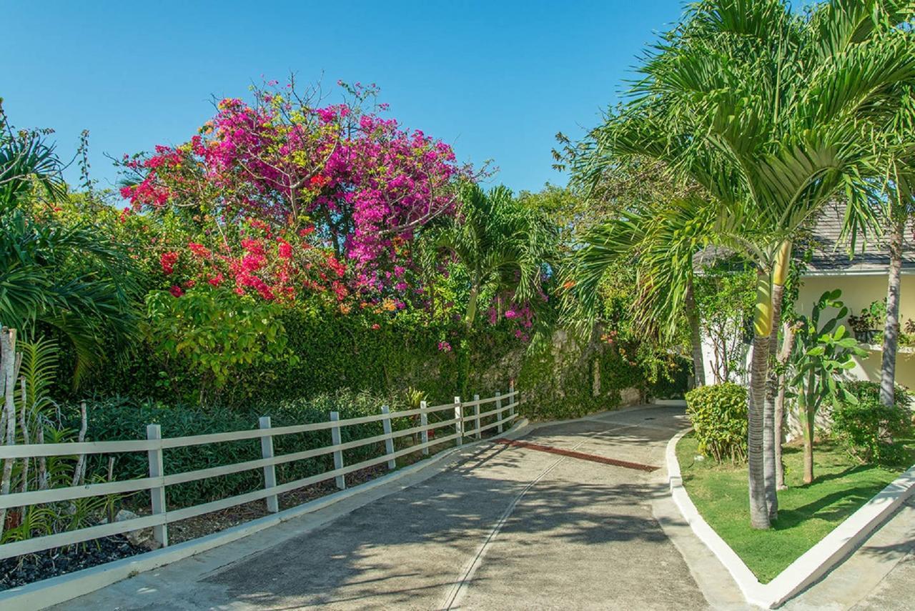 Luxury Villa Sleeps 6, Beach Access, Монтего Бей Екстериор снимка