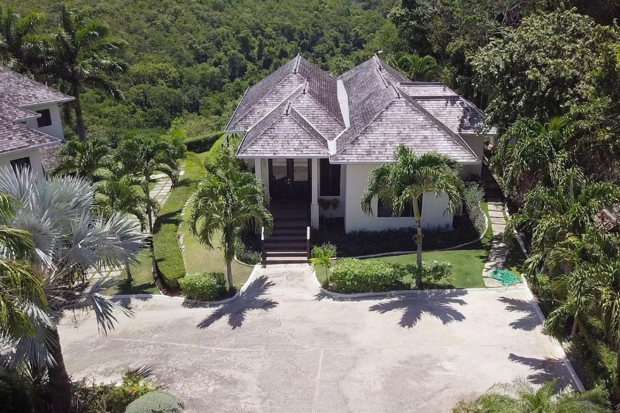 Luxury Villa Sleeps 6, Beach Access, Монтего Бей Екстериор снимка